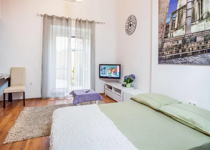 Dora *